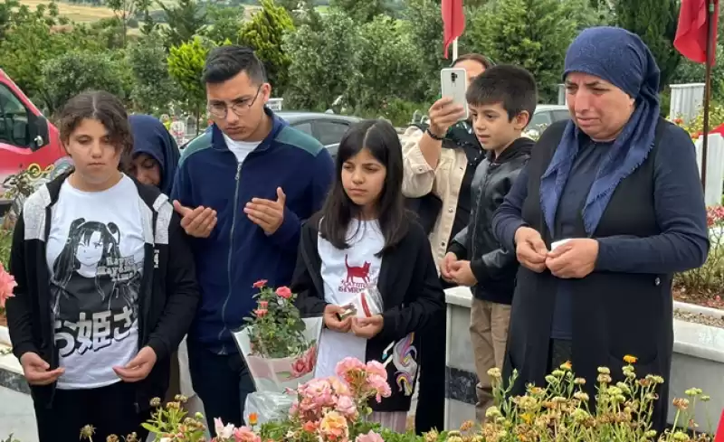 Hatay'da 3 Kardeş, Depremde ölen Anne Ve Babasının Mezarını Ziyaret Etti