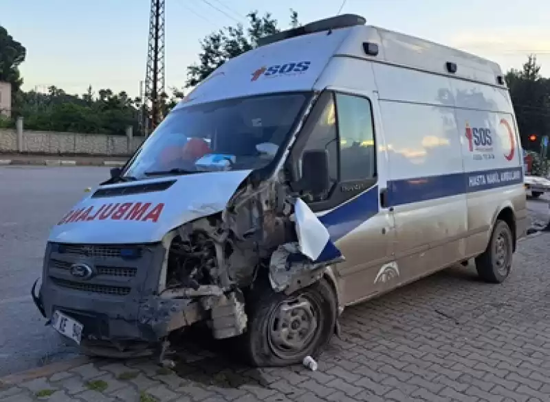 Hatay'da Ambulansla Iki Otomobilin Karıştığı Kazada 3 Kişi Yaralandı