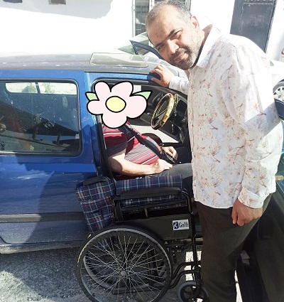 İyiliksever doktor engelli vatandaşa sandalyesini teslim etti