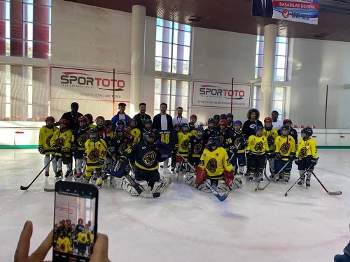 Ömer Erdoğan ve oyuncular Buz Hokeyi takımı öğrencileri ziyaret etti
