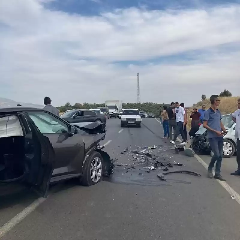 Direksiyon Hakimiyetini Kaybeden Otomobil Kanala Devrildi