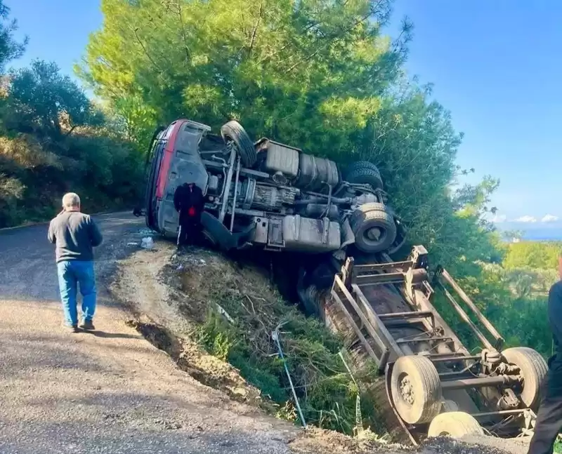 Virajı Alamayan TIR Yoldan çıkarak Devrildi