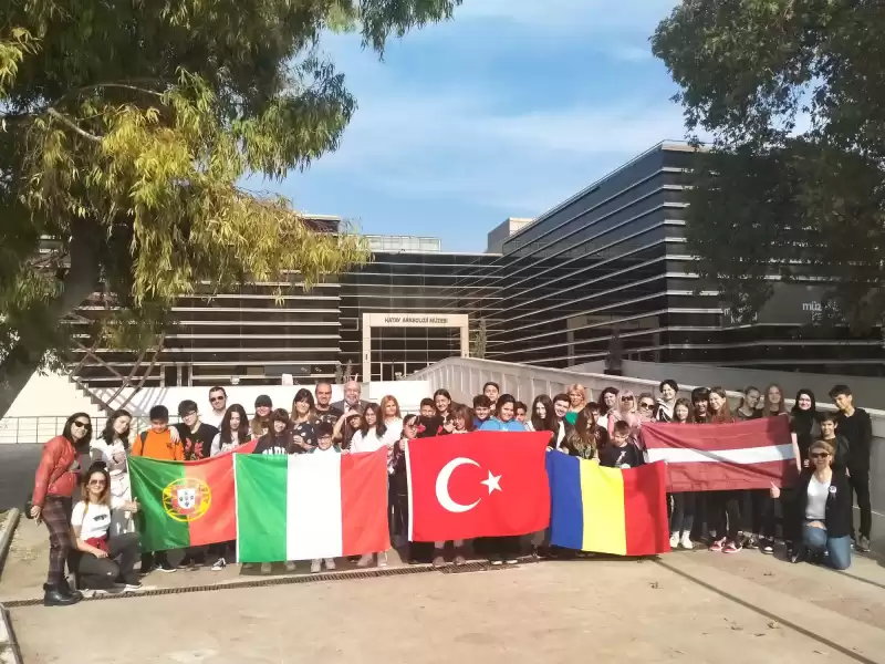 Demirçelik Ortaokulu Erasmus+ Projeleri Ile Kültürleri Birleştiriyor