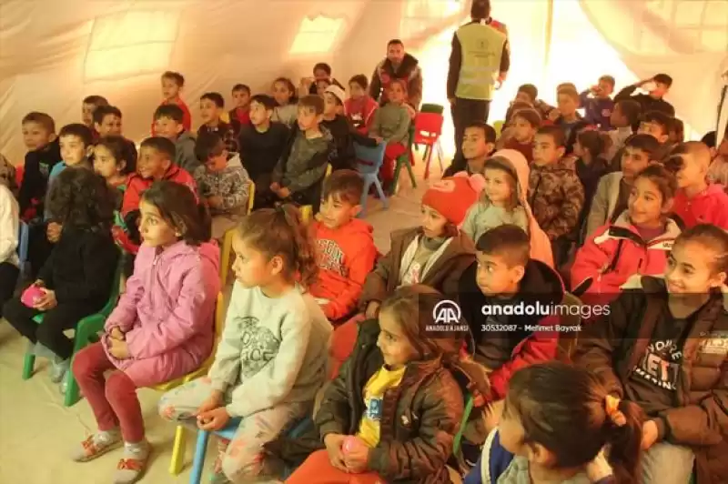 Depremzede çocuklar “karagöz Ve Hacivat” Gösterisiyle Eğlendi