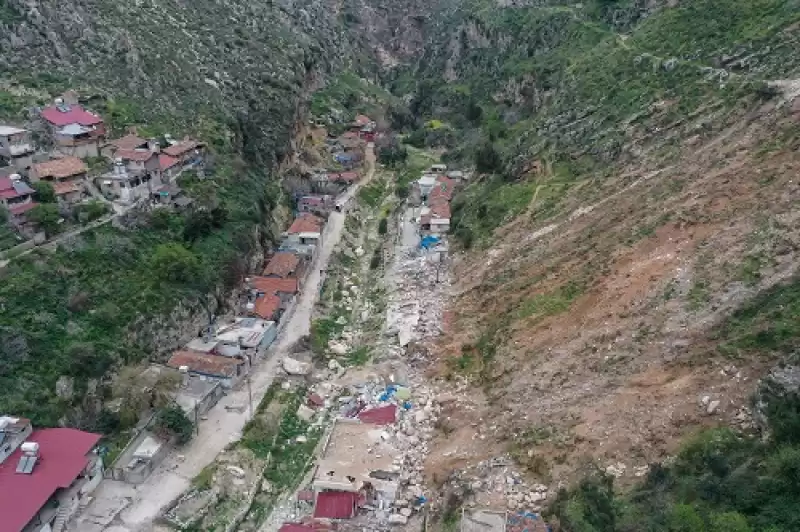 Hatay'da Depremde Yıkılmayan Evlere Dağdan Kopan Kayalar Zarar Verdi