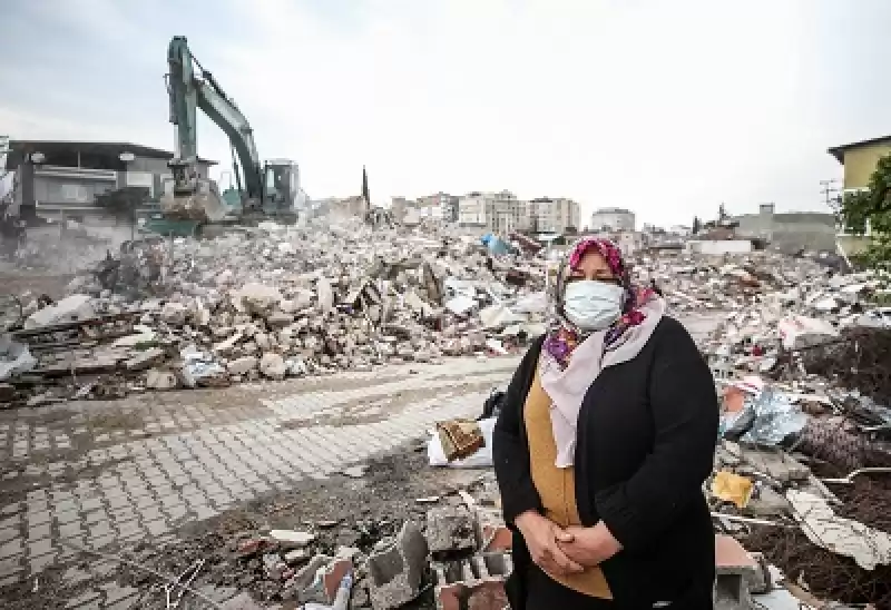 Kanserden ölen Eşinden Kalan Hatıraları Için Enkaz Başında Bekliyor