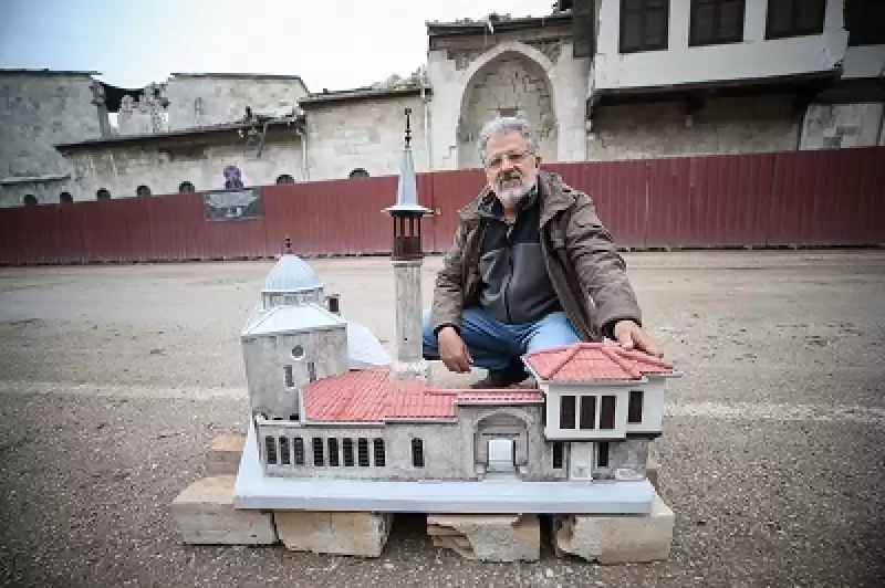 Minyatürünü Yaptığı Habib-i Neccar Camisi'nin Yıkıldığını Görünce Gözyaşlarını Tutamadı