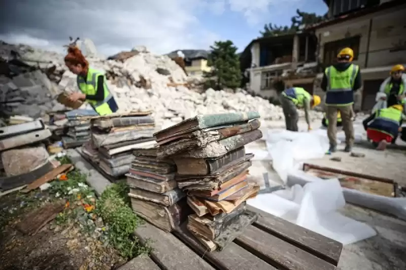 Depremde Yıkılan Kilisenin Enkazından çok Sayıda Ikona Ve İncil çıkarıldı