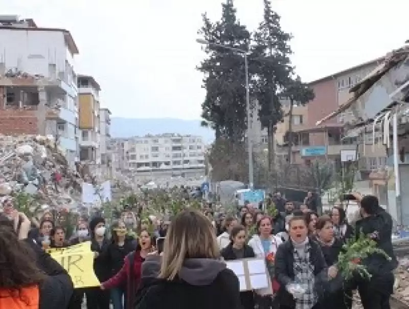 Samandağ’da Kadınlar Kırkıncı Günde Buhur Ve Reyhanlarla Yürüdü