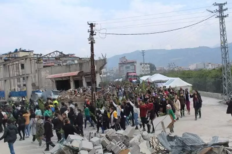 Samandağ’da Kadınlar Kırkıncı Günde Buhur Ve Reyhanlarla Yürüdü