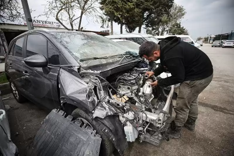 Antakya'da Ustalarını Kaybeden Oto Sanayiciler, Yıkık Dükkanların Arasında Mesaiye Başladı