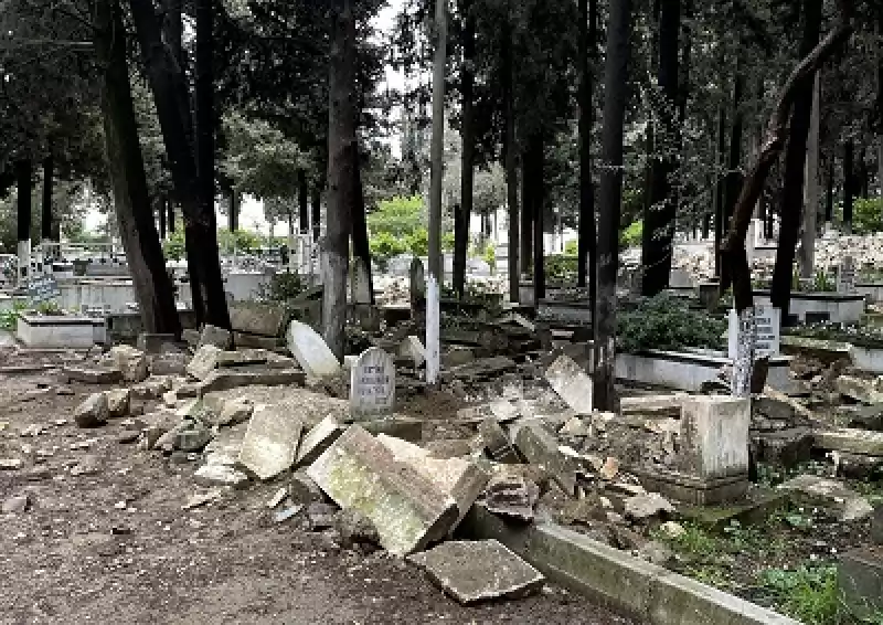 Depremler Hatay'daki Mezarlıkta Da Tahribata Neden Oldu