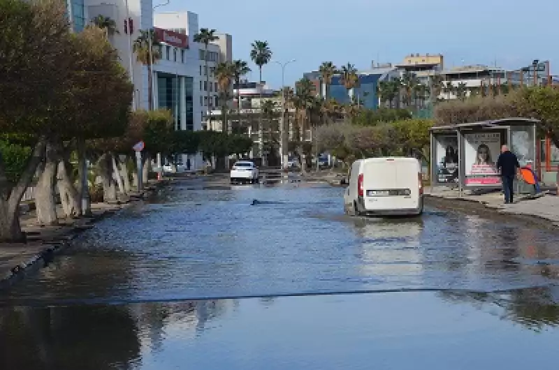 Hatay'ın İskenderun Ilçesinde Yükselen Deniz Suyu çekildi