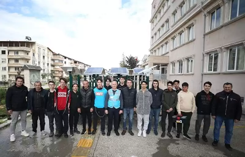 Hatay'da Depremzedeler, şarj Ve ışıklandırmada