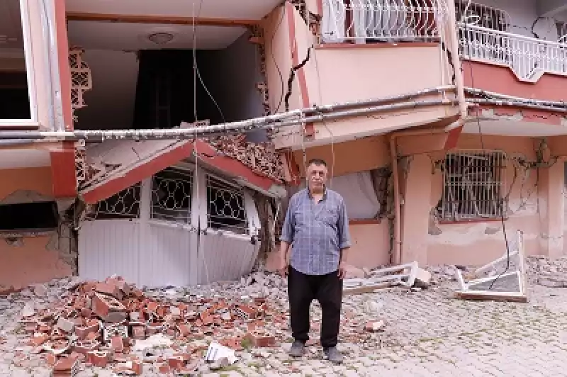 Hatay'da Evi Ağır Hasar Alan 70 Yaşındaki Adam, Hasta Eşine Barakada Bakıyor