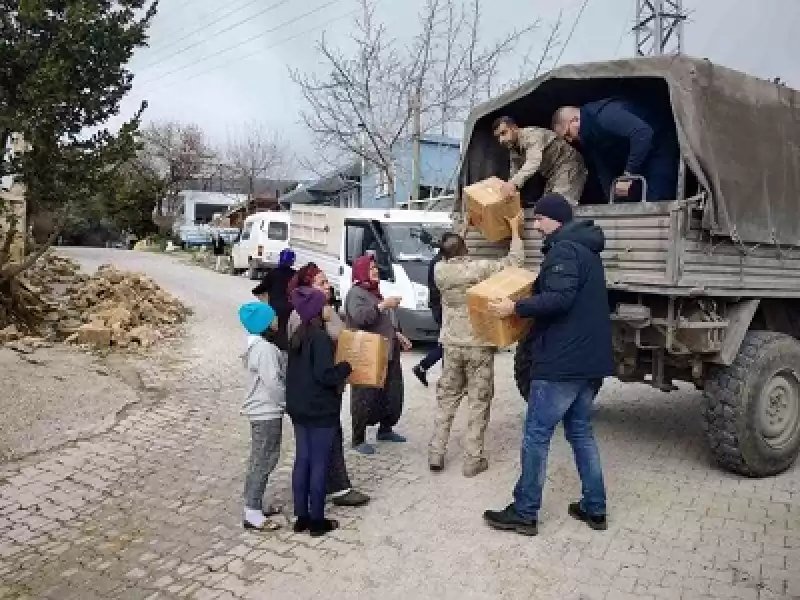 Jandarma Depremzedelere Yardım Kolisi Dağıttı