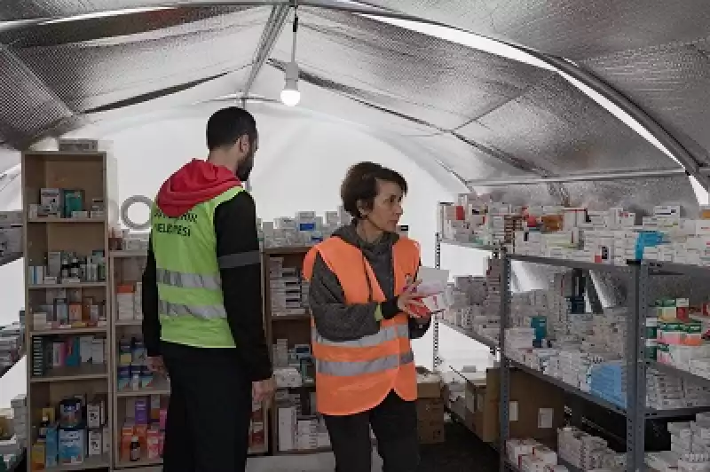 Gönüllü Sağlık çalışanları Hatay'da Sahra Hastanesinde Afetzedeleri Tedavi Ediyor