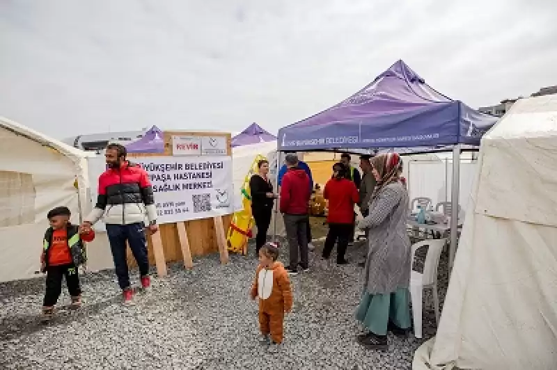 Gönüllü Sağlık çalışanları Hatay'da Sahra Hastanesinde Afetzedeleri Tedavi Ediyor