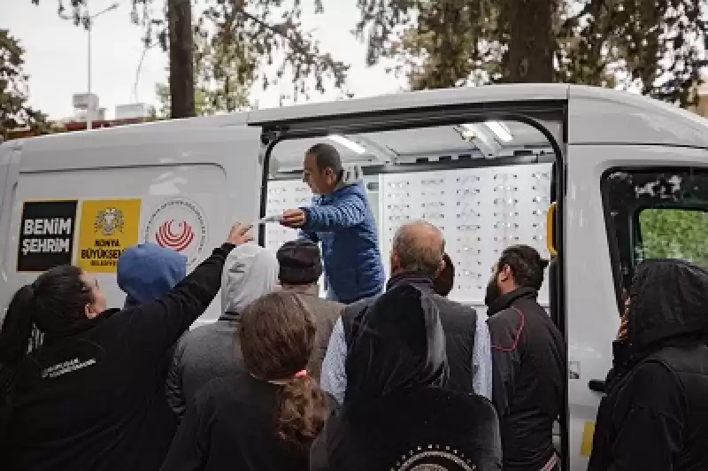 Hatay'da Kurulan Mobil Gözlük Istasyonu Depremzedelere ücretsiz Hizmet Veriyor