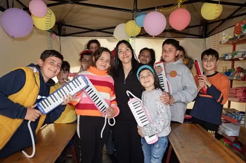 Hatay'da Depremzede öğretmenlerin Kurduğu çadır Sınıftan Melodika Sesi Yükseliyor