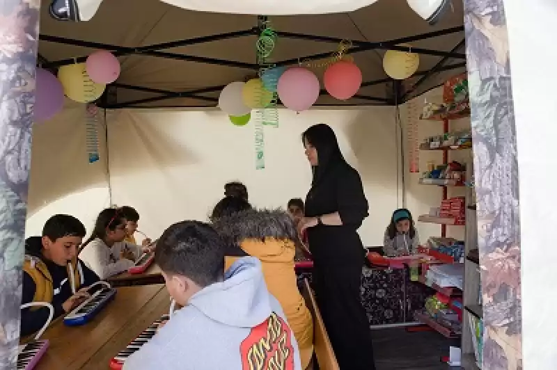 Hatay'da Depremzede öğretmenlerin Kurduğu çadır Sınıftan Melodika Sesi Yükseliyor