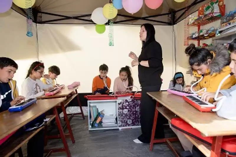 Hatay'da Depremzede öğretmenlerin Kurduğu çadır Sınıftan Melodika Sesi Yükseliyor