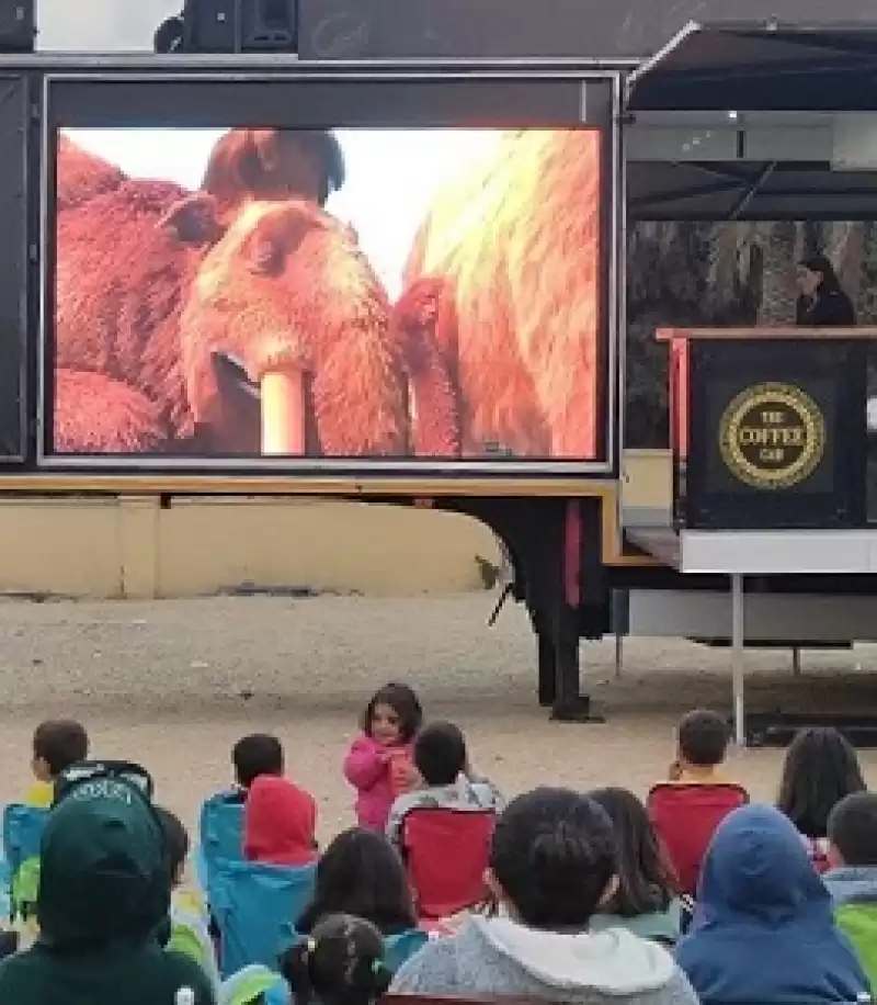 Hatay'da Depremzede çocuklar Için Film Gösterimi