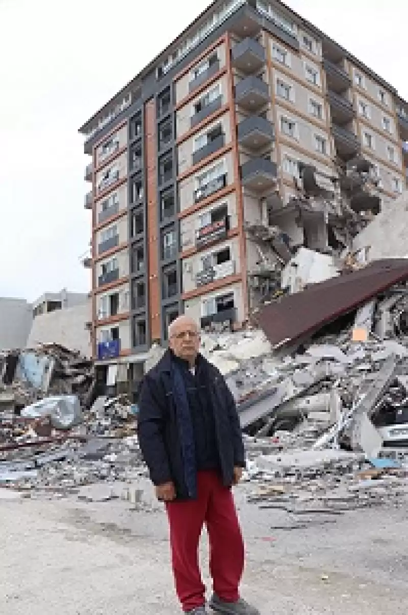 Depremde çevresindeki 3 Binanın üzerine Devrildiği Apartman Ayakta Kaldı