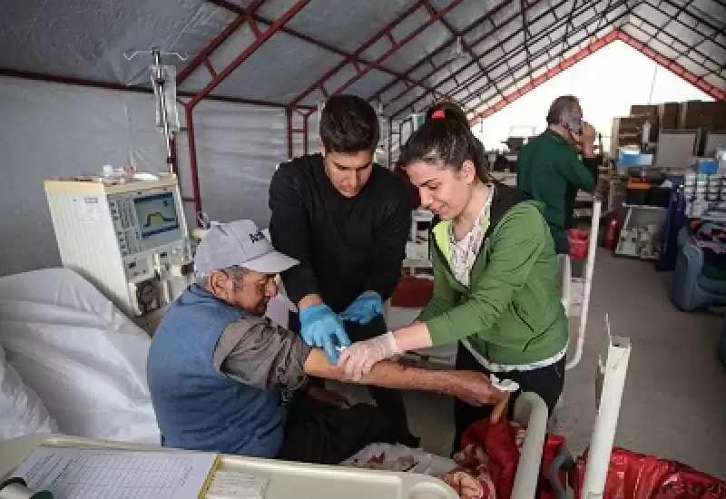 Hatay'da Ağır Hasarlı Iki Binadan çıkarılan Cihazlarla 