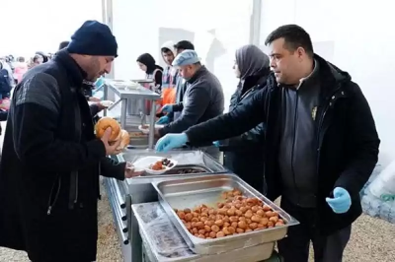 Hatay’da Kurulan “Kocaeli Afet Mutfağında Günde 10 Bin Kişiye Yemek Pişiriyor