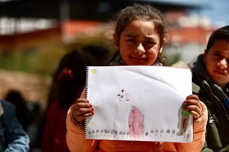 Hatay'da çocuklar Depremin Yıktığı Evlerini Ve Hayallerini Resmetti