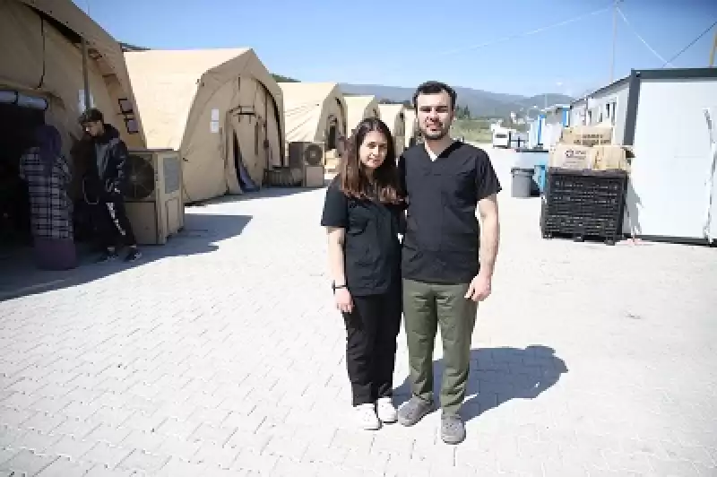 Yeni Evlenen Doktor çift Hatay'da Depremzedeleri Yalnız Bırakmıyor