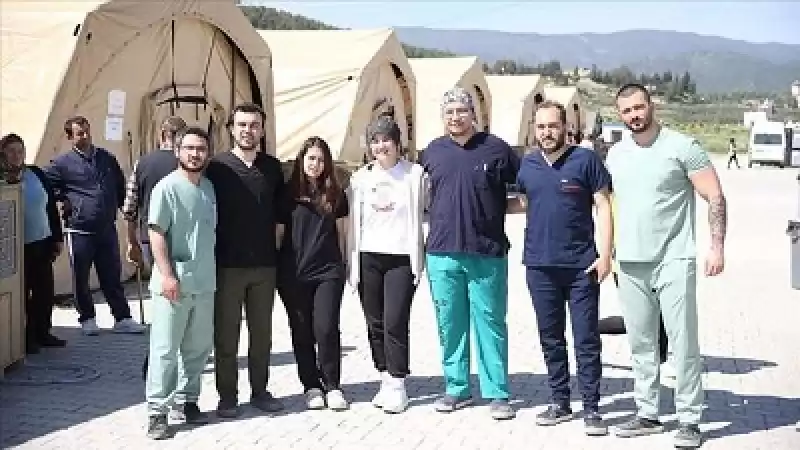 Gönüllü Asistan Doktorlar Depremzedelerin Yaralarını Sarıyor
