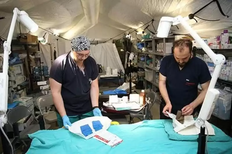 Gönüllü Asistan Doktorlar Depremzedelerin Yaralarını Sarıyor