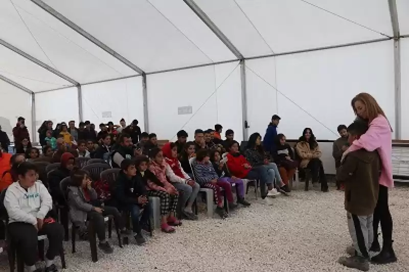 Ünlüler çadır Kentlerde Kalan Depremzede çocukların Yüzünde