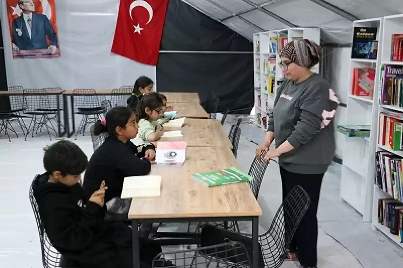 Depremzede Türkçe öğretmeni İskenderun'da Kaldığı çadır Kentte çocuklara Gönüllü Ders Veriyor
