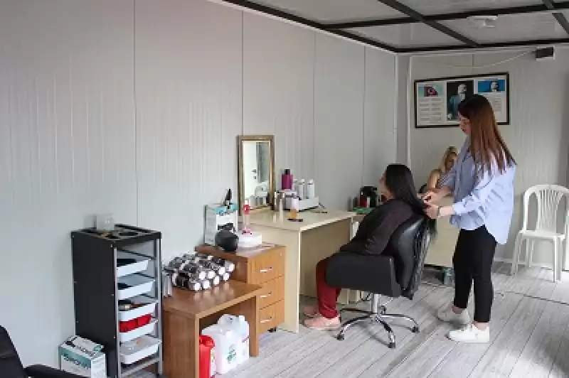 Hatay'da Konteyner Atölyede Depremzedelere Kuaför Hizmeti Sağlanıyor