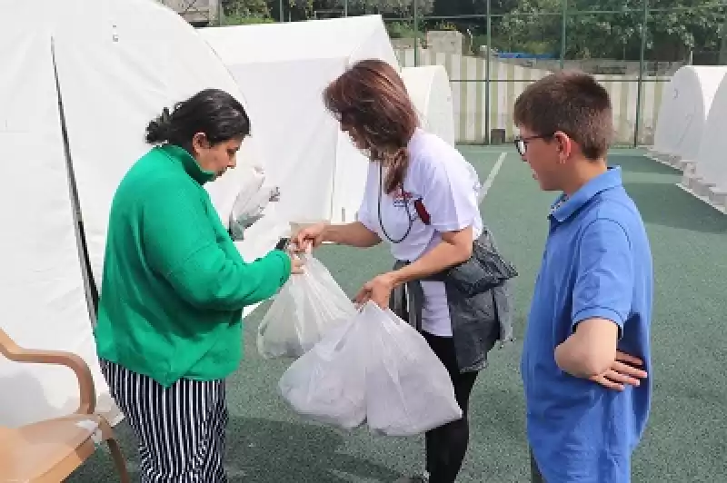 Hayırseverlerin Desteğiyle Hazırladıkları Yemekleri çadır Kentte Dağıttılar