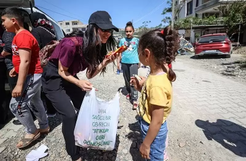 Gönüllü Kadınlar, Hataylı Depremzedelere Bayramlık Hediyeler Verdi