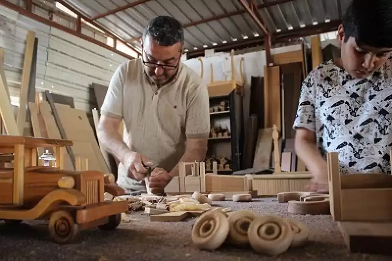 Hataylı Marangoz Ustası Atölyesindeki Atıkları Maket Arabaya Dönüştürüyor