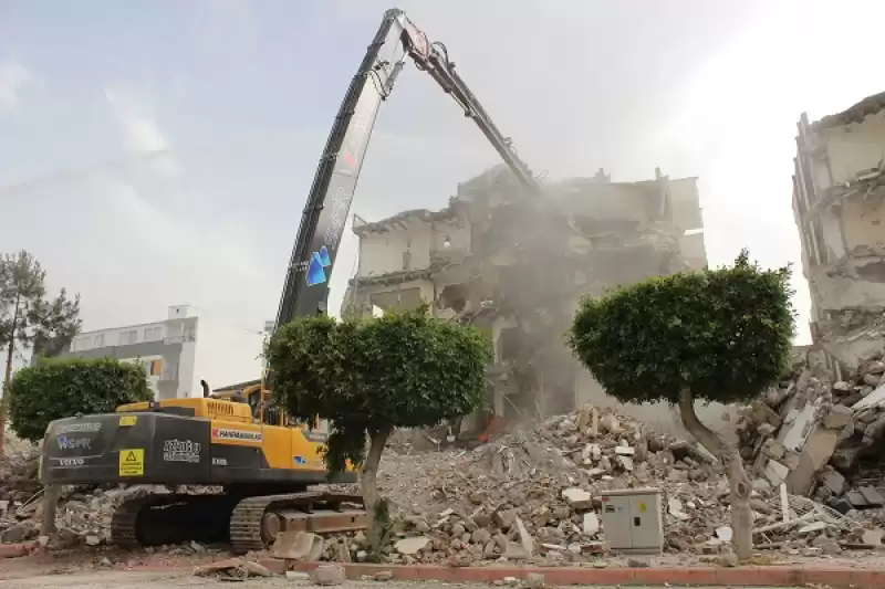 İskenderun'da Ağır Hasarlı Binaların Yıkım Ve Enkaz Kaldırma çalışmaları Başladı