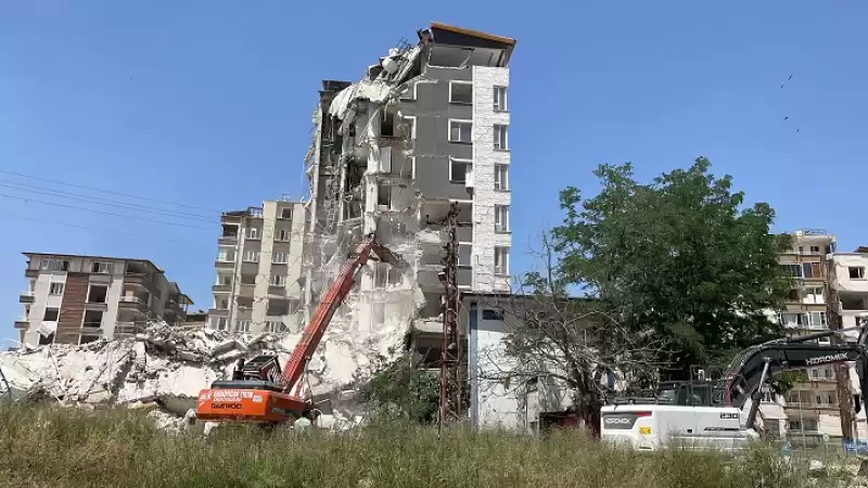 Hatay'da Ağır Hasarlı Binaların Yıkım çalışmaları Sürdü