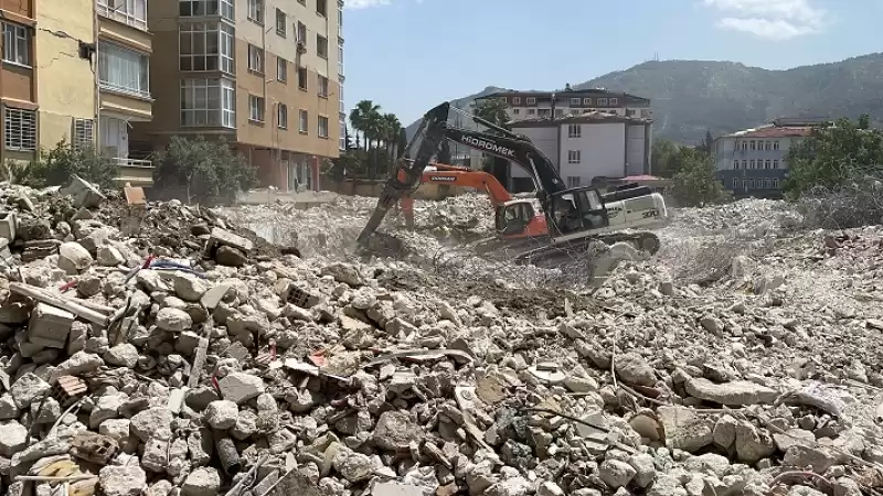 Hatay'da Ağır Hasarlı Binaların Yıkım çalışmaları Sürdü