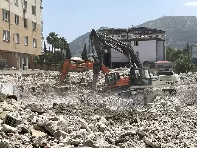 Hatay'da Ağır Hasarlı Binaların Yıkım çalışmaları Sürdü