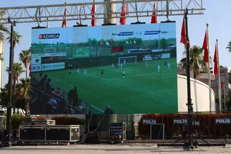 İskenderunspor Taraftarları, Play-off Maçını Dev Ekrandan Takip Etti