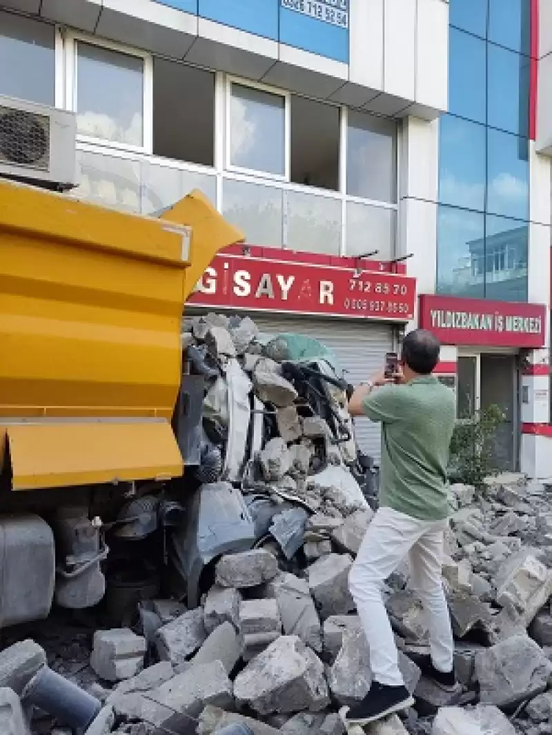 Atay'da Hasarlı Minarenin Kontrollü Yıkımında 2 Iş Yeri Ve 1 Kamyon Zarar Gördü