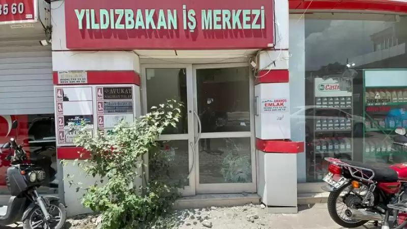 Atay'da Hasarlı Minarenin Kontrollü Yıkımında 2 Iş Yeri Ve 1 Kamyon Zarar Gördü