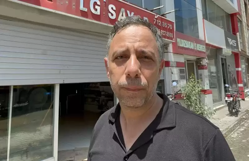 Atay'da Hasarlı Minarenin Kontrollü Yıkımında 2 Iş Yeri Ve 1 Kamyon Zarar Gördü