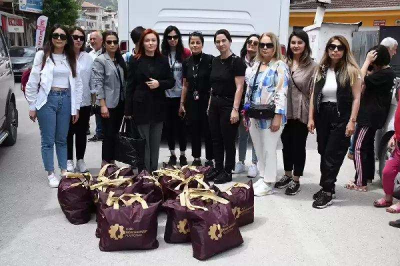 Adanalı Kadın Sanayiciler Hatay'da Depremzedelere Yardım çantası Dağıttı