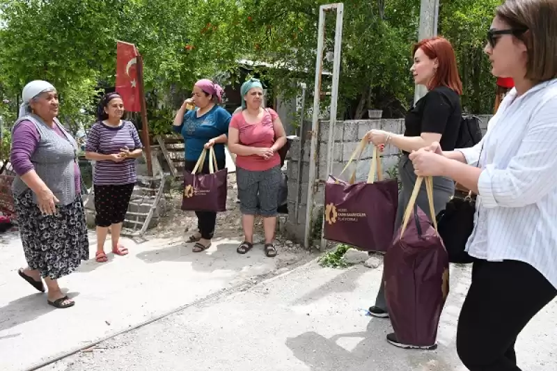 Adanalı Kadın Sanayiciler Hatay'da Depremzedelere Yardım çantası Dağıttı 